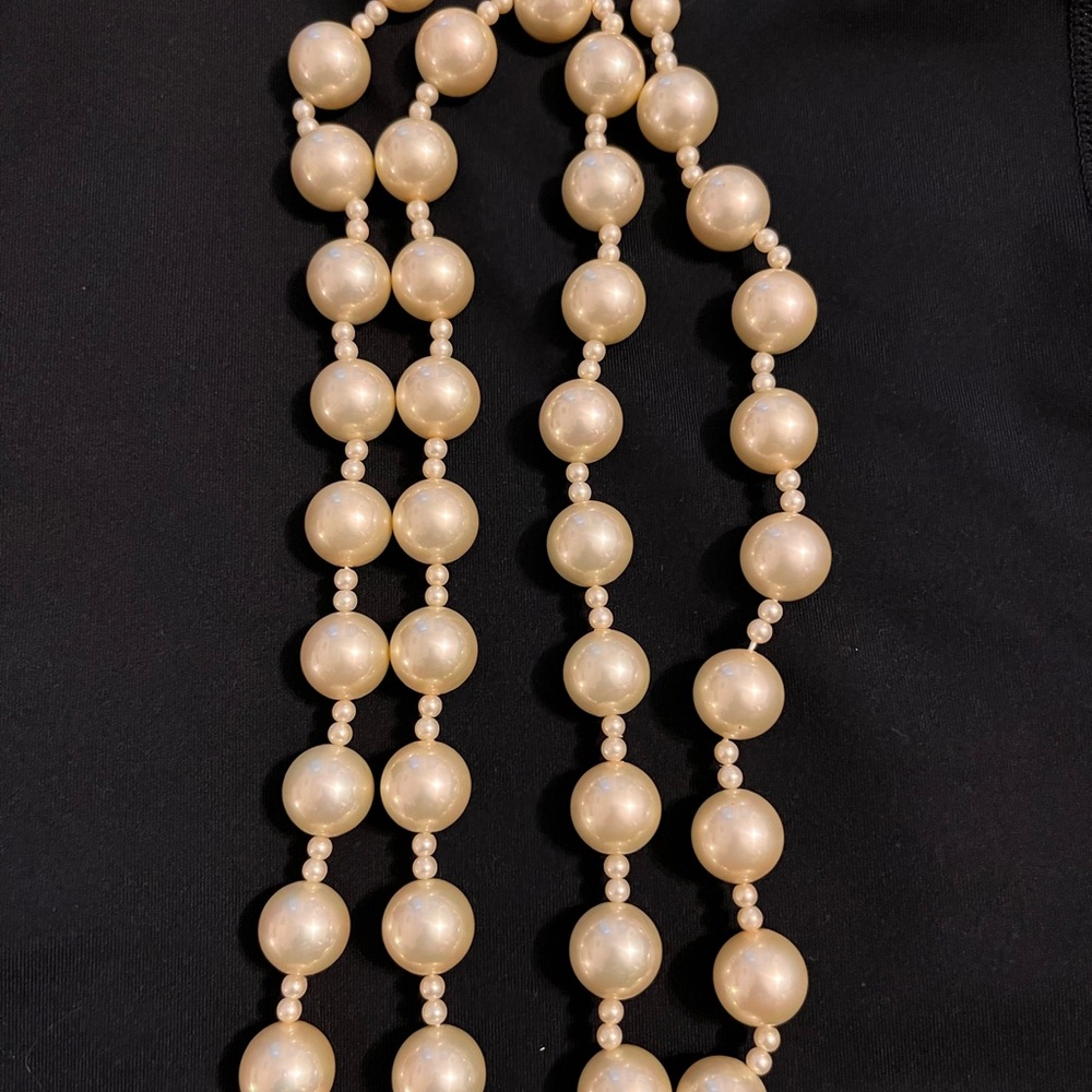 Girls In PEARLS - Picture 3 of 5